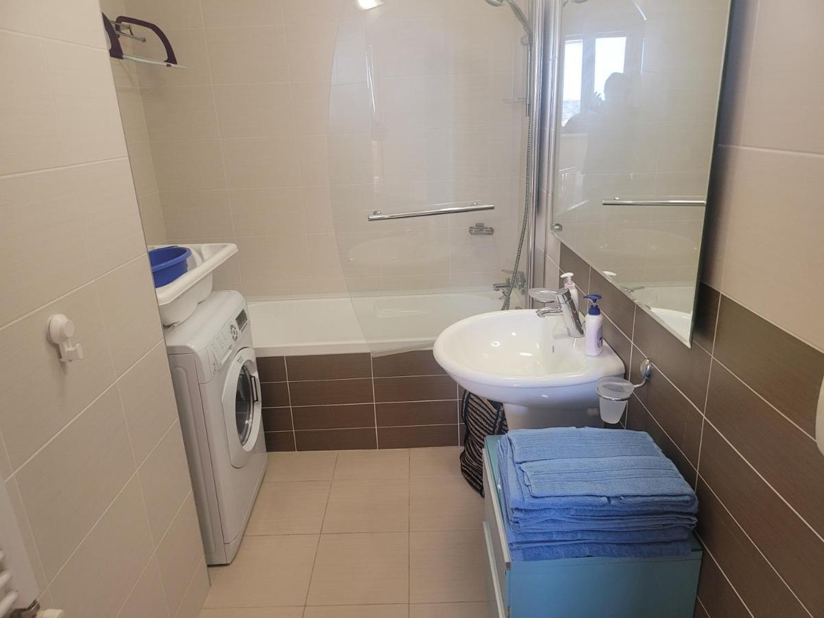 125 Sqm Family Friendly With Kids Room Bucharest Exterior photo